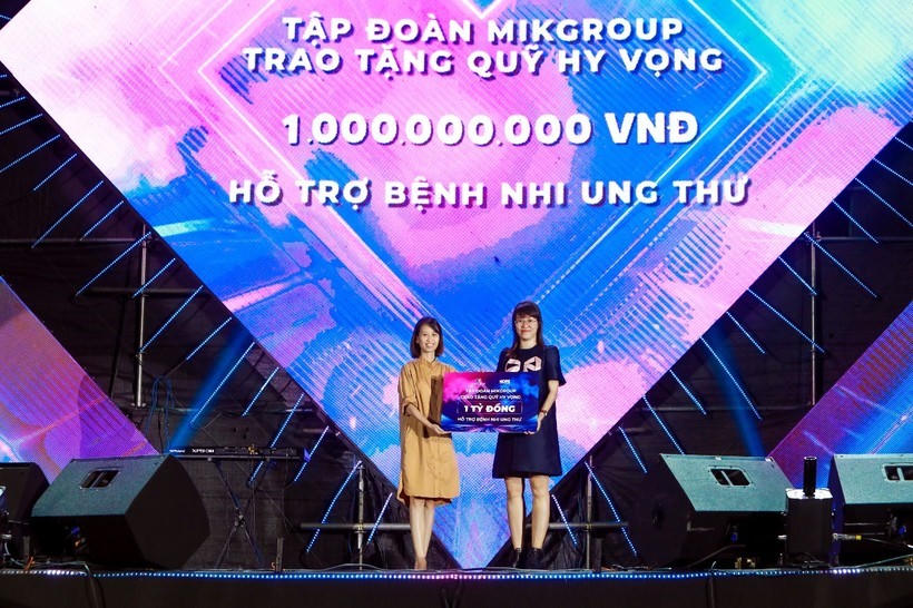 Đại diện MIKGroup (bên phải) trao tặng 1 tỉ đồng cho quỹ HOPE thực hiện chương trình hỗ trợ bệnh nhi ung thư &nbsp;