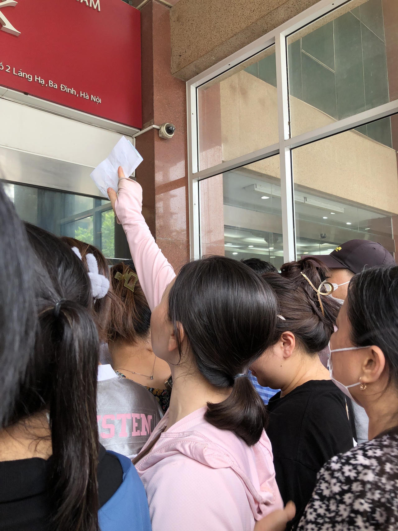 Một khách hàng có phiếu hẹn nhưng không thể chen vào.