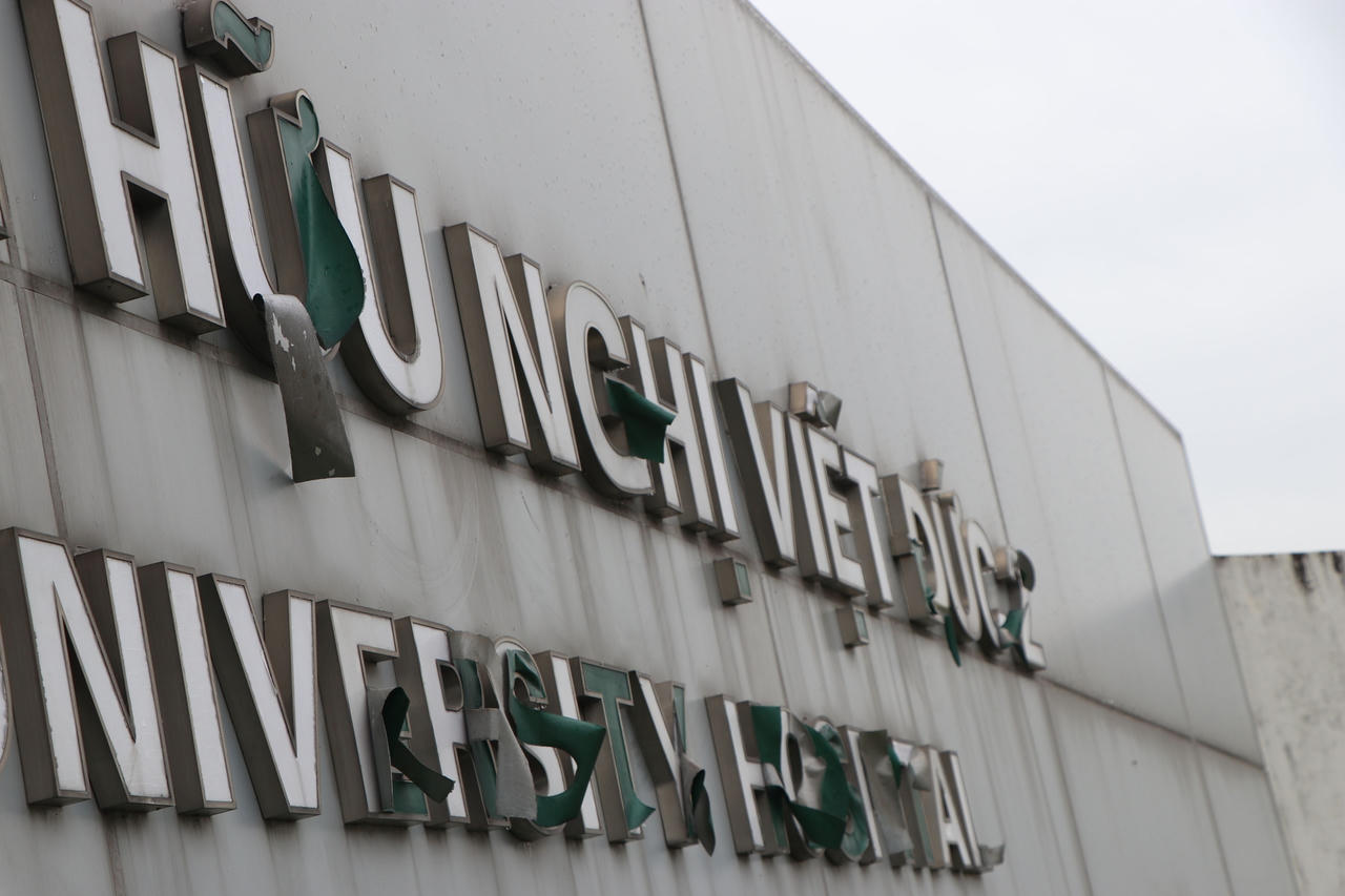 Mặc dù chưa đi vào hoạt động nhưng bảng chữ ngoài cổng đã có dấu hiệu bong tróc. &nbsp;