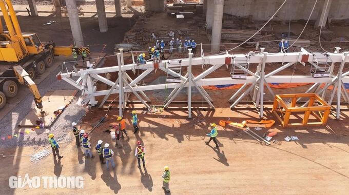 Công nhân triển khai lắp kết cấu mái thép trên công trường. Ảnh: Báo Giao thông &nbsp;