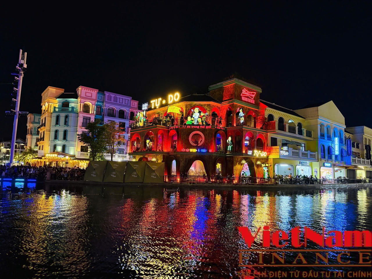 Phố đêm rực sáng tại Khu đô thị Ocean Park ở Hưng Yên