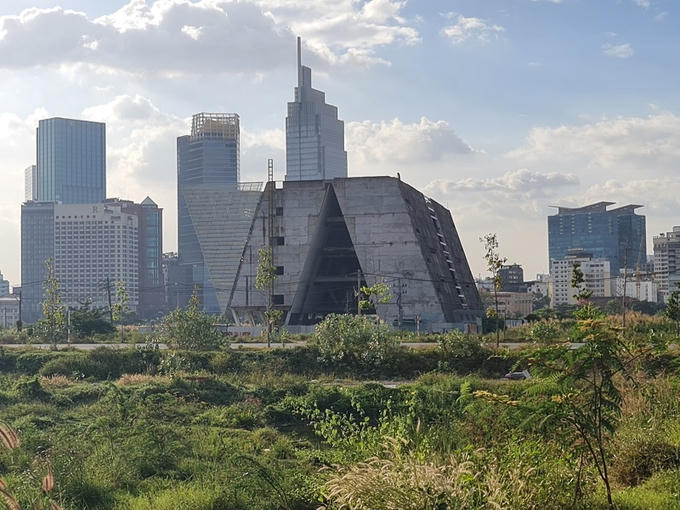 Rất nhiều lô đất trống đang bỏ hoang tại Thủ Thiêm. Ảnh: T.L &nbsp;