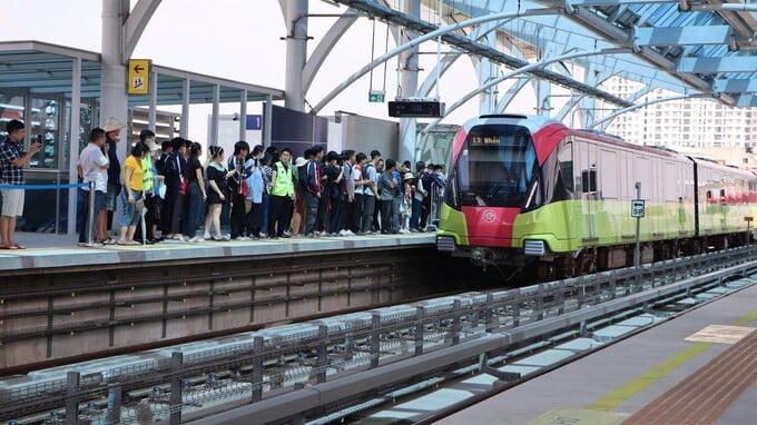 8h sáng ngày 8-8, tuyến tàu metro Nhổn - ga Hà Nội chính thức đi vào khai thác thương mại. Ảnh: Internet
