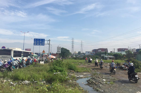 Ngàn xe chôn chân, nút cứng cửa ngõ Sài Gòn từ sáng tới trưa