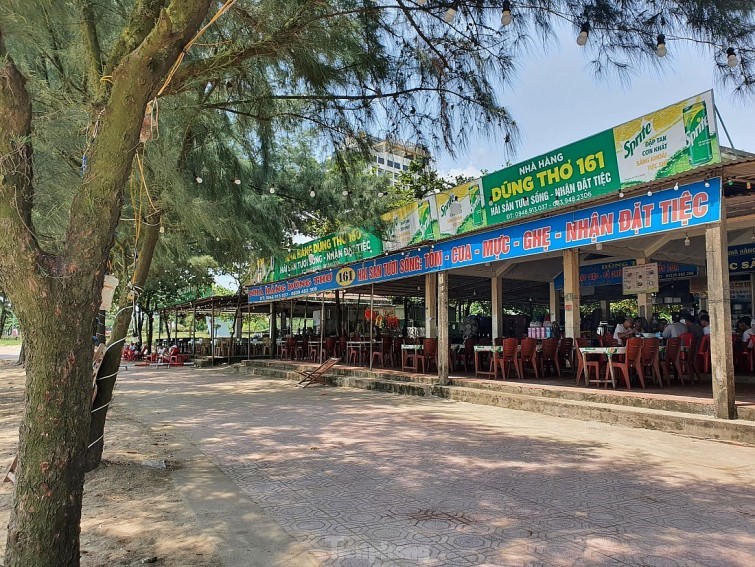 Sẽ di dời hàng trăm ki-ốt chắn lối xuống bãi tắm, nâng tầm biển Cửa Lò. &nbsp;