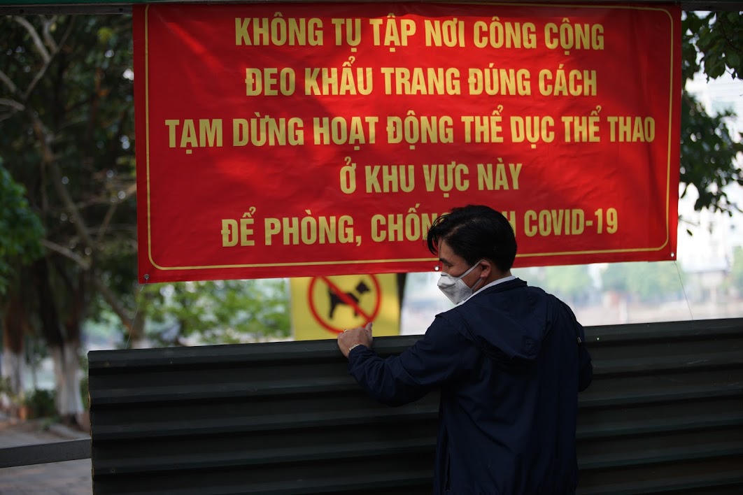 Hà Nội: Dựng rào chắn, treo biển cảnh báo không tụ tập nơi công cộng