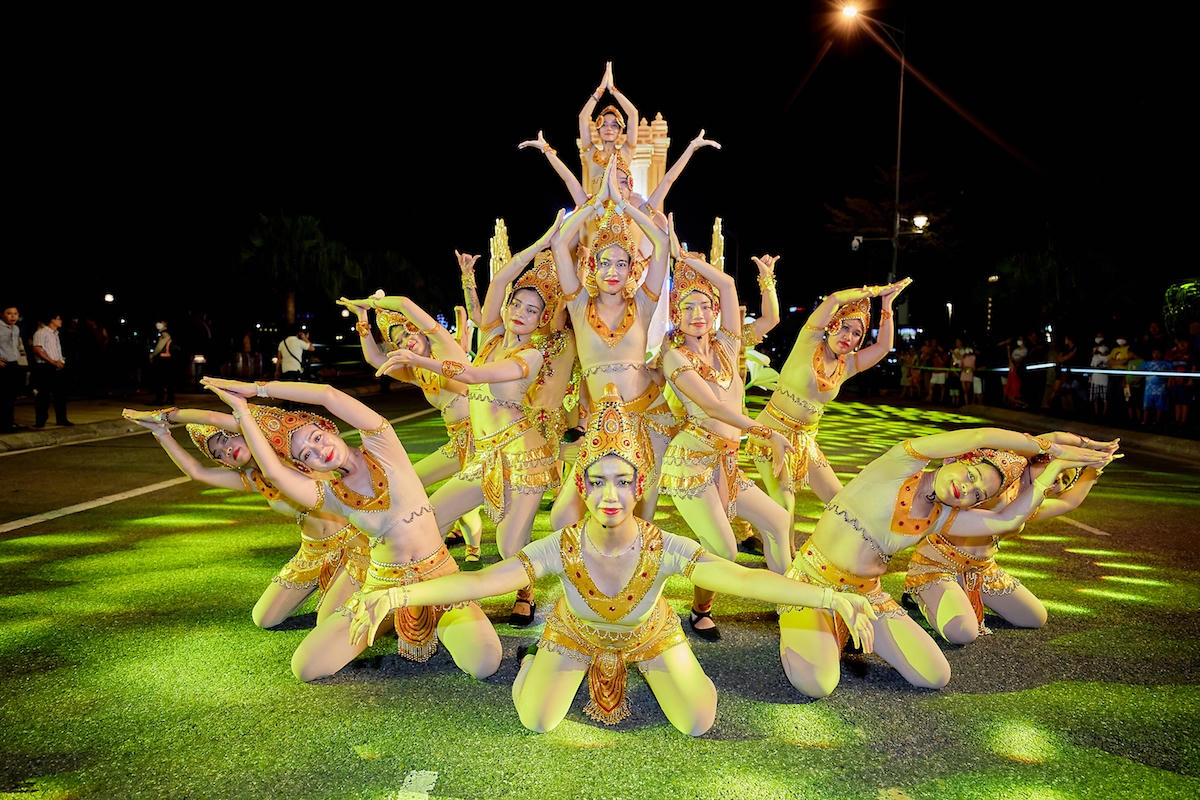 Đà Nẵng ‘bùng nổ’ trong đêm mở màn lễ hội Carnival đường phố Sun Fest