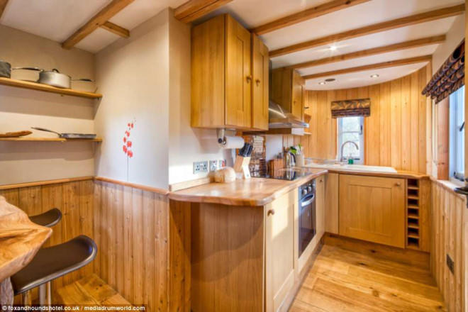 Kỳ ảo ngôi nhà trên cây lớn nhất nước Anh