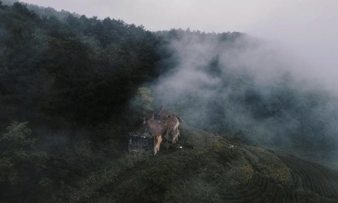 Căn biệt thự bỏ hoang ẩn hiện trong sương mù trên cung đường khám phá Phía Oắc