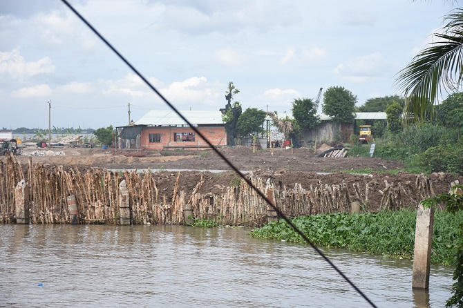 Dự án nuôi trồng thủy sản của ông Lịch hiện được san lấp, trồng cây và cất nhà tạm. &nbsp;