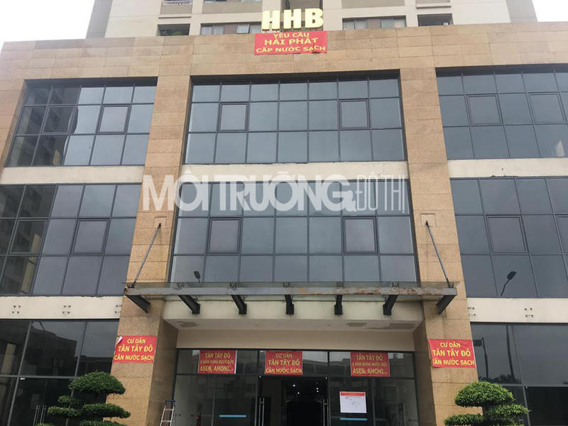 Lần thứ 2 cư dân Tân Tây Đô treo băng rôn yêu cầu cấp nước sạch