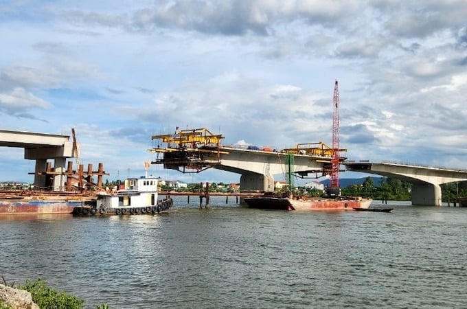 Cầu bắc qua sông Gianh trên địa bàn tỉnh Quảng Bình sắp hợp long. Ảnh: Công Sáng &nbsp;