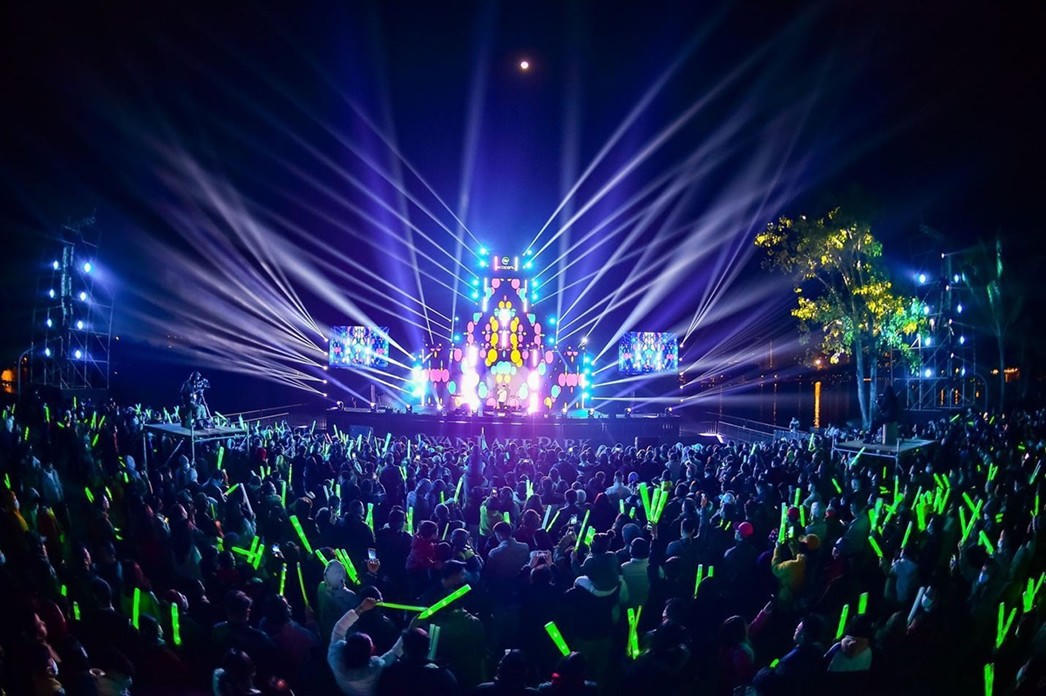 Sân khấu hoành tránh với âm thanh, ánh sáng rực rỡ.