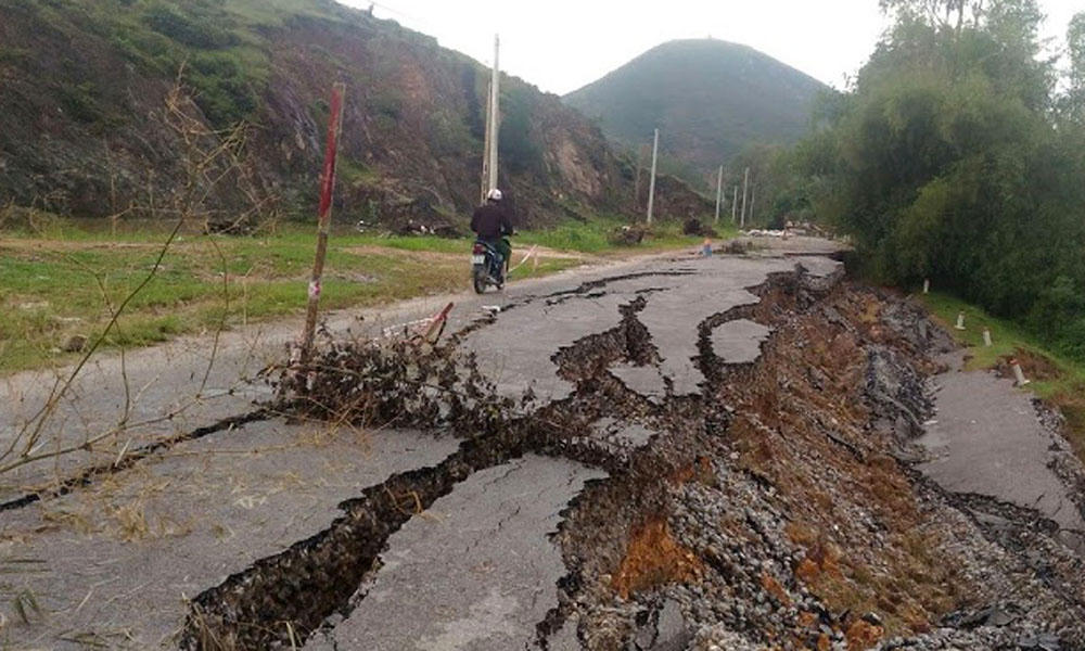 Nghệ An: Đoạn đường gần 70 tỷ đồng vừa xong đã vỡ toác