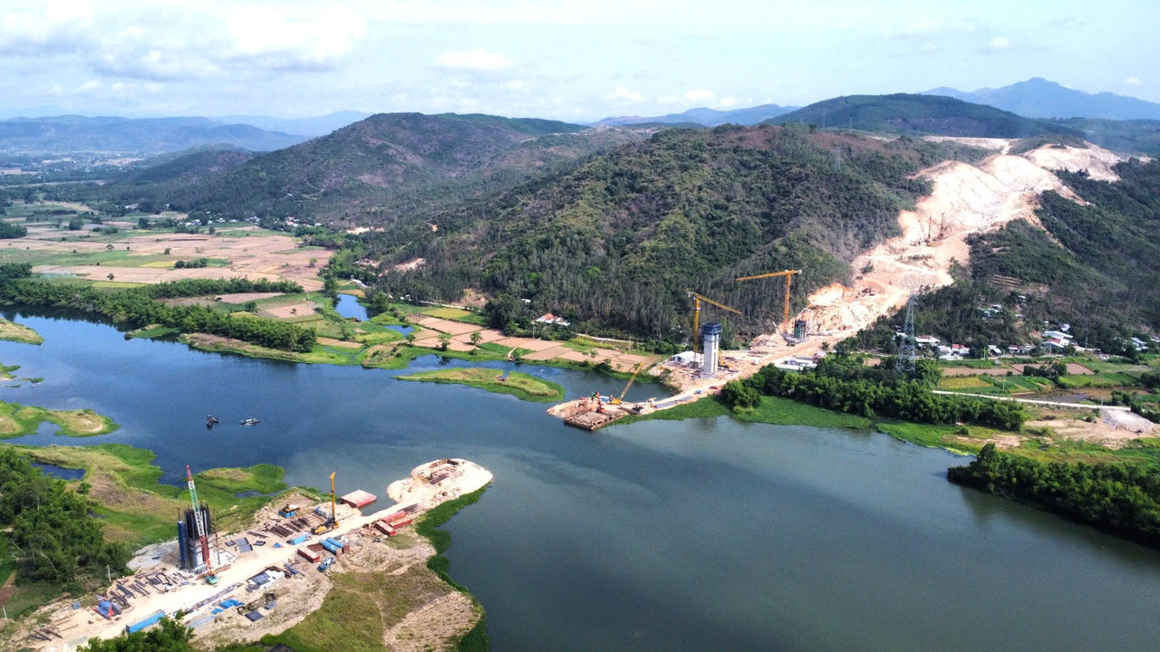 Cao tốc Quy Nhơn - Chí Thanh đi qua địa bàn 2 tỉnh Bình Định và Phú Yên (Ảnh: Trung Thi). &nbsp;