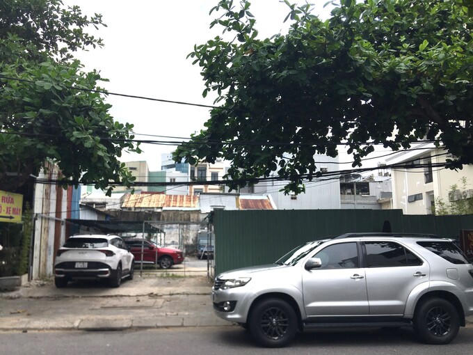 Lô đất tại 49 Lý Thường Kiệt đang sử dụng làm bãi đỗ xe (ảnh M.H)