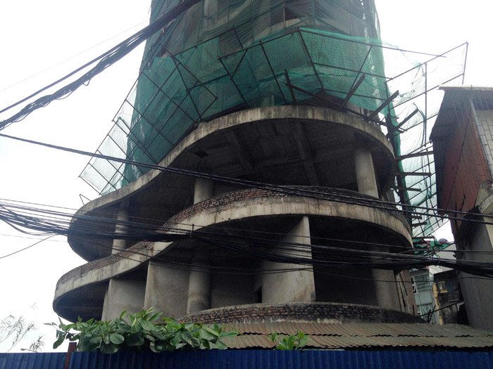 Tòa nhà bỏ hoang hơn thập kỷ trên đất vàng Hồ Tây