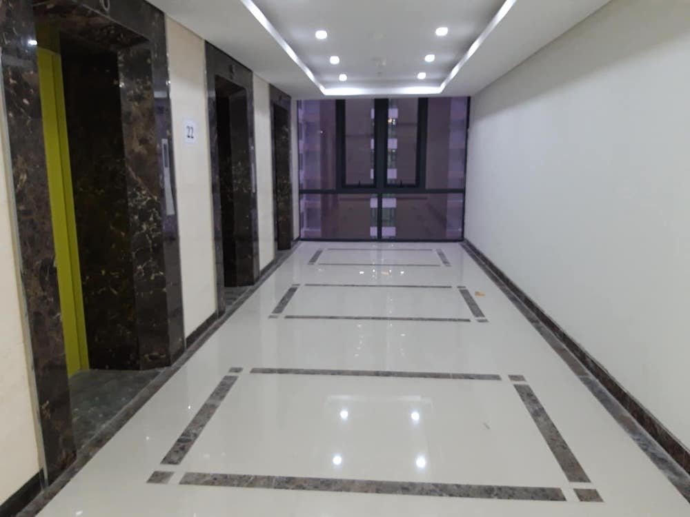 Sảnh thang máy tầng 22 chỉ có 3 cửa thang (đánh số 4,5,6) phía còn lại đã được xây tường bịt kín.