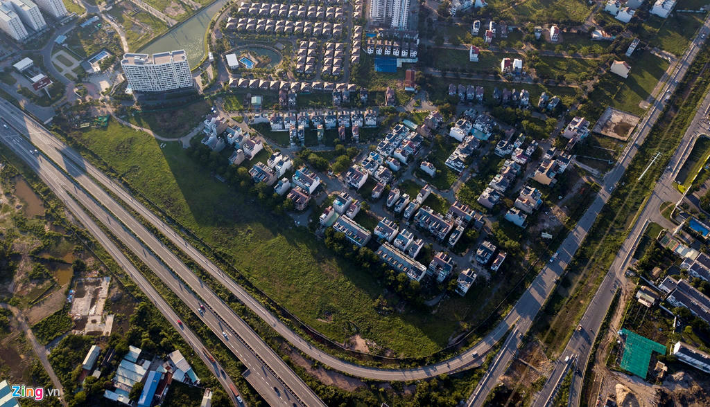 Loạt biệt thự tiền tỷ bỏ hoang cả 10 năm cạnh cao tốc ở quận 9