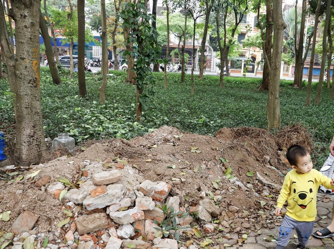 Hà Nội: Công viên rộng gần 6.000m2 bị “xẻ thịt” xuống cấp nghiêm trọng