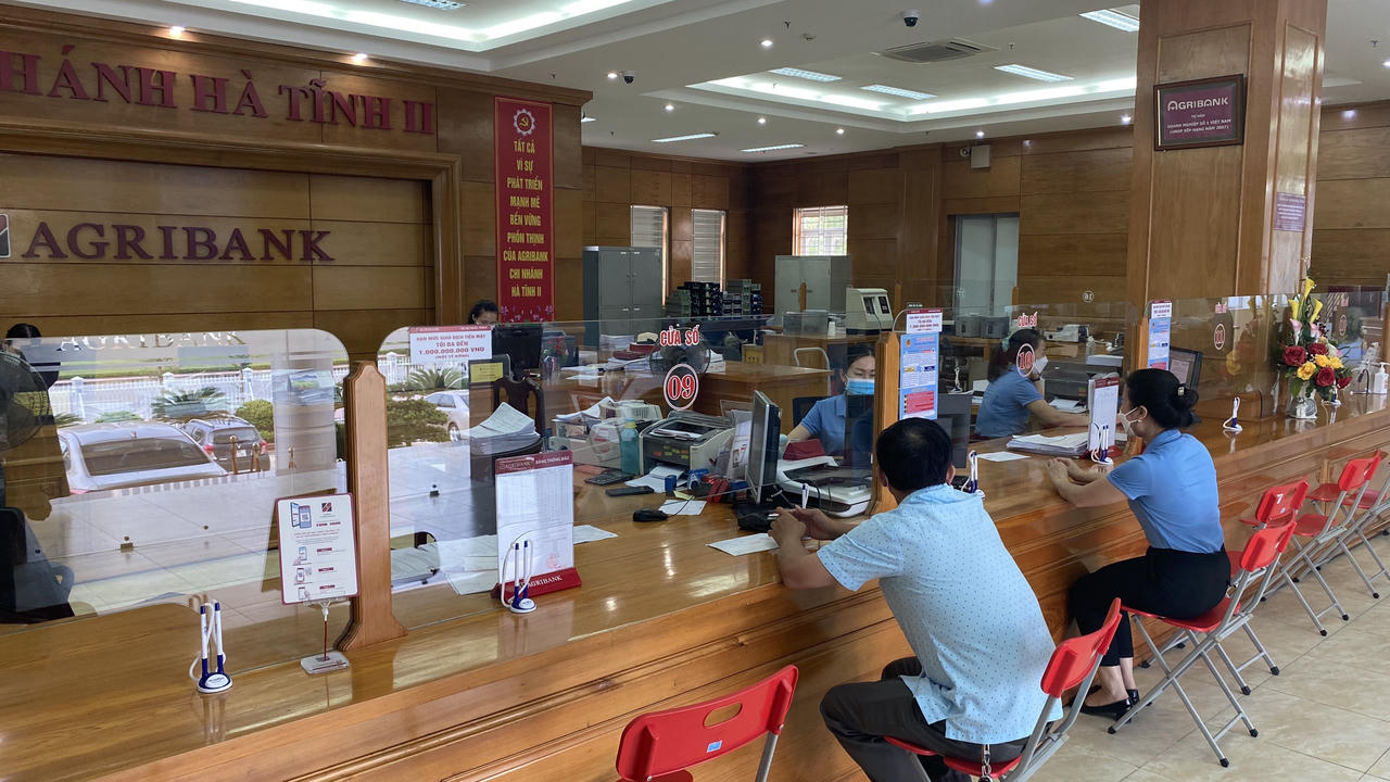 Cán bộ Chi cục Thuế khu vực TP Hà Tĩnh - Cẩm Xuyên hướng dẫn người nộp thuế kê khai thuế. &nbsp;