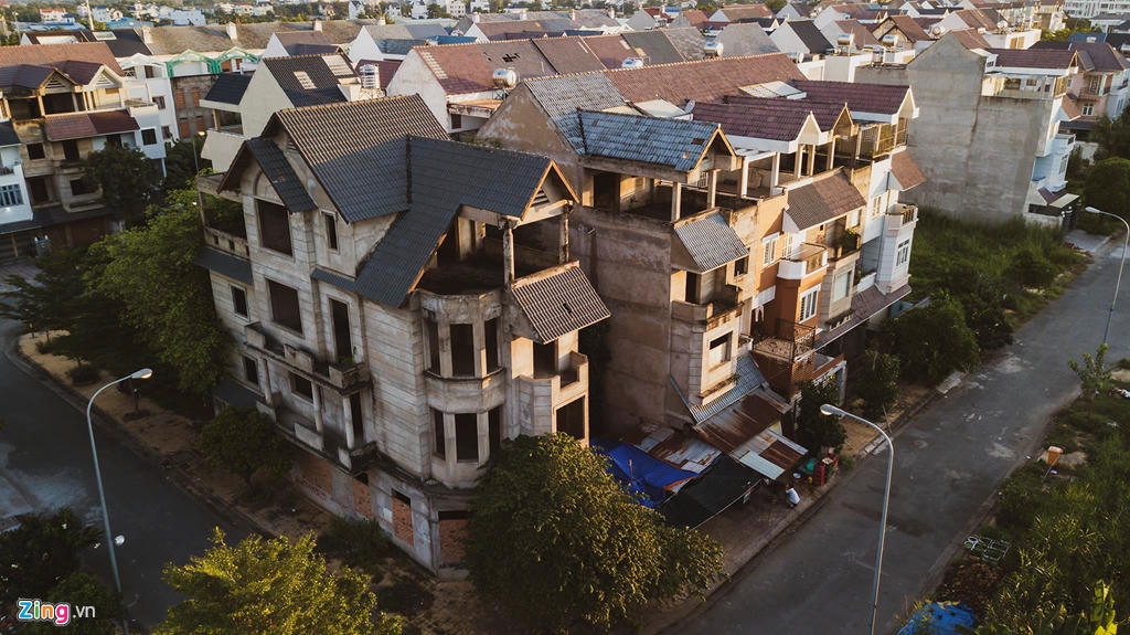 Loạt biệt thự tiền tỷ bỏ hoang cả 10 năm cạnh cao tốc ở quận 9