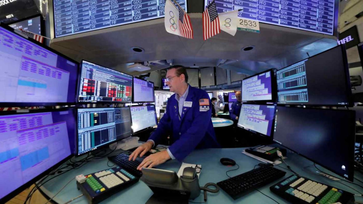 Tại sao nhà đầu tư tăng nên nắm tiền mặt và mua cổ phiếu phòng thủ?