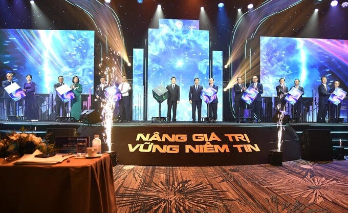 Phó thủ tướng Hồ Đức Phớc cùng các đại biểu thực hiện nghi thức ra mắt Hệ thống công nghệ thông tin mới. (Ảnh: VGP)