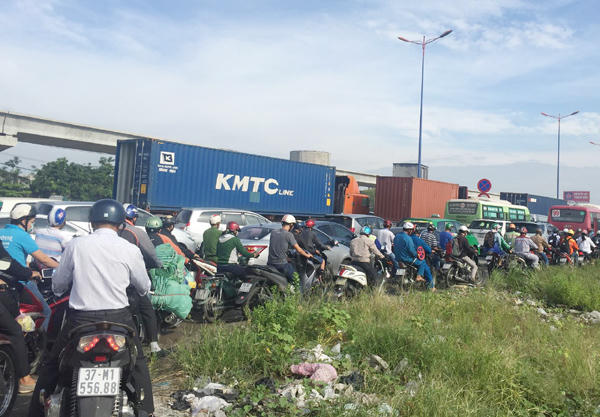 Ngàn xe chôn chân, nút cứng cửa ngõ Sài Gòn từ sáng tới trưa