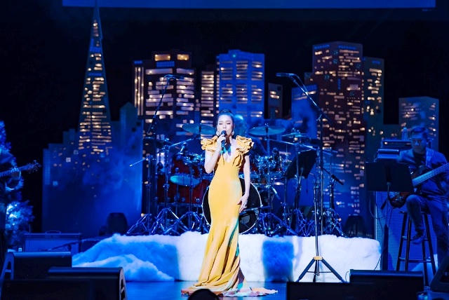 Lệ Quyên được chồng tặng chiếc micro đắt giá nhất thế giới để hát trong Q Show 2