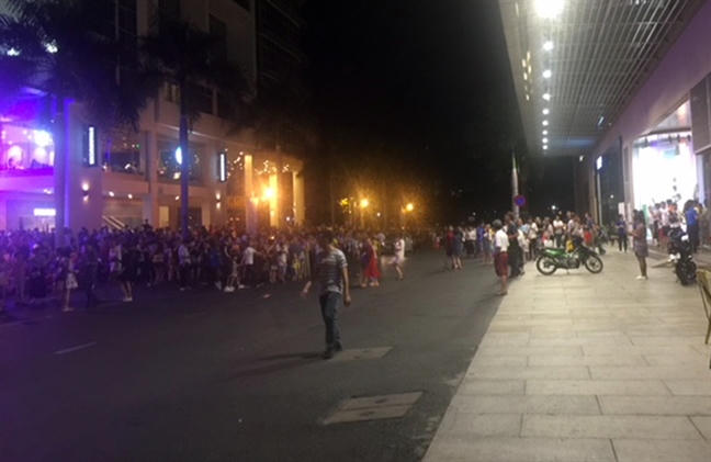 TP.HCM sơ tán hàng trăm người tại Trung tâm thương mại Q.7 nghi do cháy TP.HCM so tan hang tram nguoi tai Trung tam thuong mai Q.7 nghi do chay