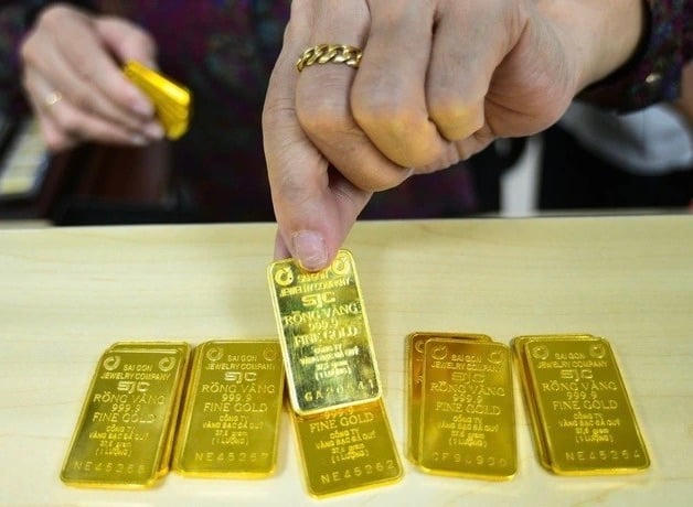 Giá vàng miếng trong nước bất ngờ tăng vọt ngược với diễn biến thị trường vàng thế giới. &nbsp;