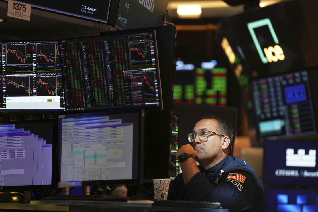 Giao dịch viên làm việc tại sàn giao dịch chứng khoán New York ở thành phố New York, Mỹ (Ảnh: Reuters) &nbsp;