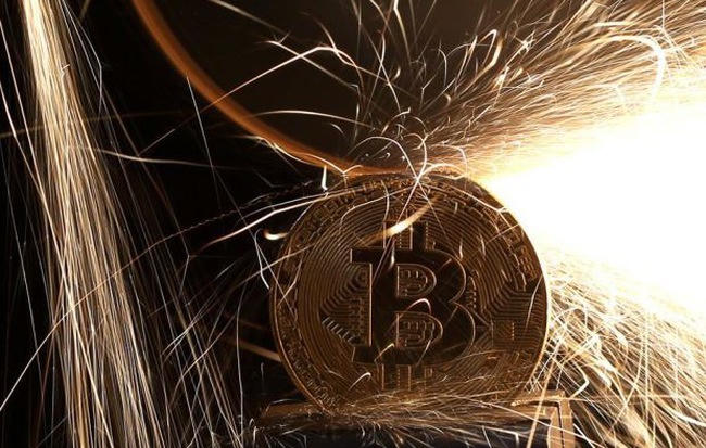 Đến lượt các cổ phiếu liên quan đến bitcoin lao dốc