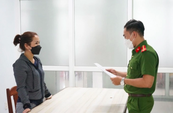 Công an Đà Nẵng đọc lệnh bắt tạm giam Mai Nữ Lan Ngọc.