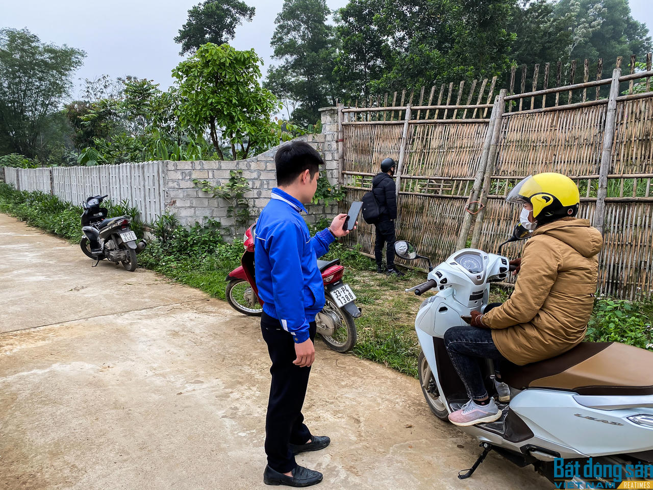 Nhiều nhà đầu tư kéo về tìm mua, xem đất tại Ba Vì. (Ảnh: Trịnh Tây) &nbsp;