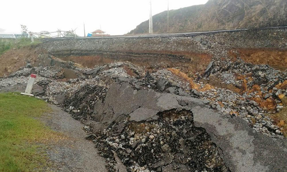 Nghệ An: Đoạn đường gần 70 tỷ đồng vừa xong đã vỡ toác