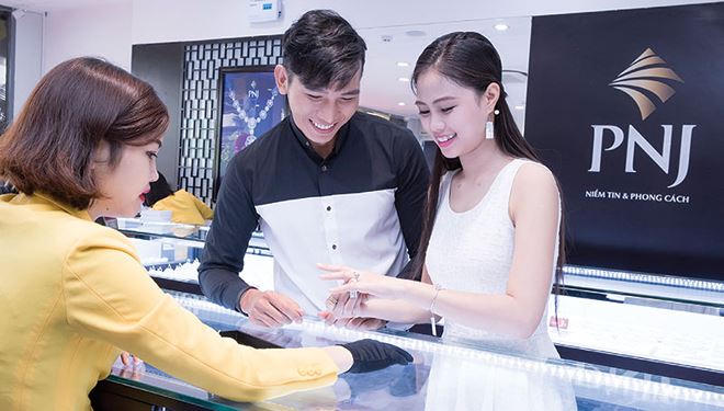 Cổ phiếu rơi tự do, sếp PNJ thiệt hại thế nào? 