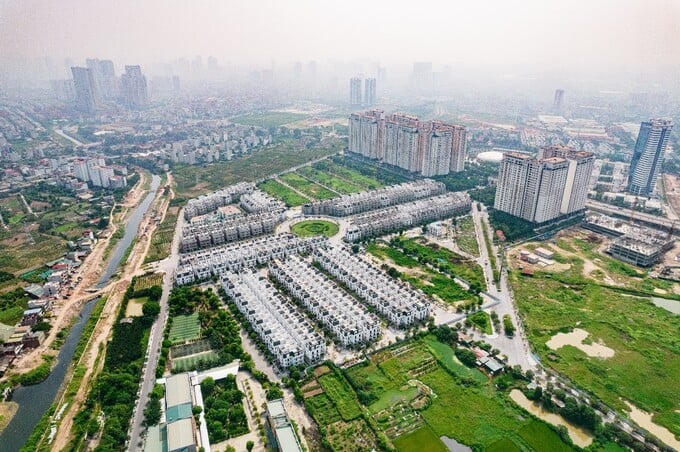 Bất chấp áp lực tăng nguồn cung, mức giá bán phân khúc thấp tầng tại Hà Nội vẫn đang neo ở ngưỡng cao, phản ánh sự kỳ vọng của thị trường và tâm lý đầu tư dài hạn của người mua đối với loại hình nhà gắn liền với đất. Ảnh minh họa.