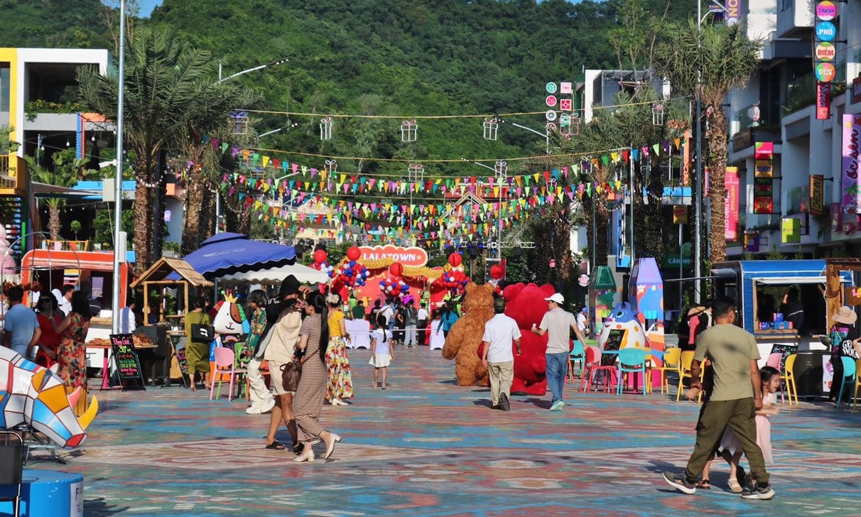 Lễ hội đường phố LALA TOWN tại Flamingo Golden Hill thu hút đông đảo du khách đến tham quan.