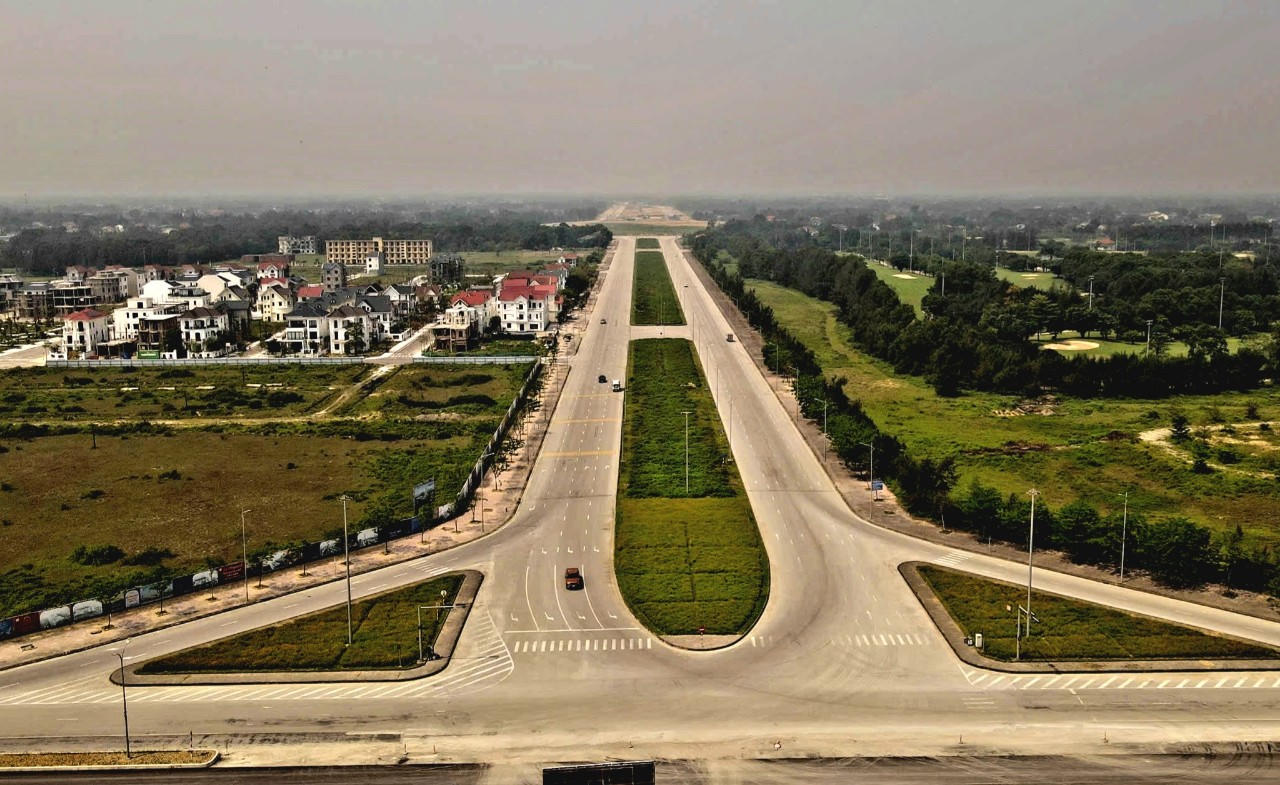 Đầu năm 2011, dự án được khởi công xây dựng đến 2015 thì tạm dừng do thiếu vốn. Đường tái khởi động tháng 11/2017, đến năm 2021 thì thông xe mỗi chiều rộng 9 m.