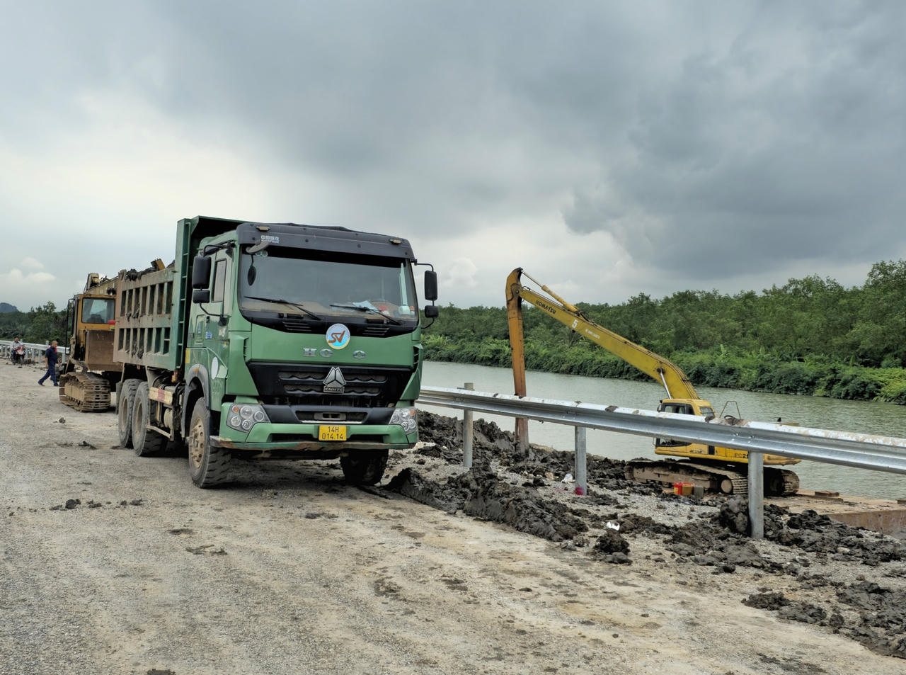 Nhà thầu thi công hạng mục hai bên đường.