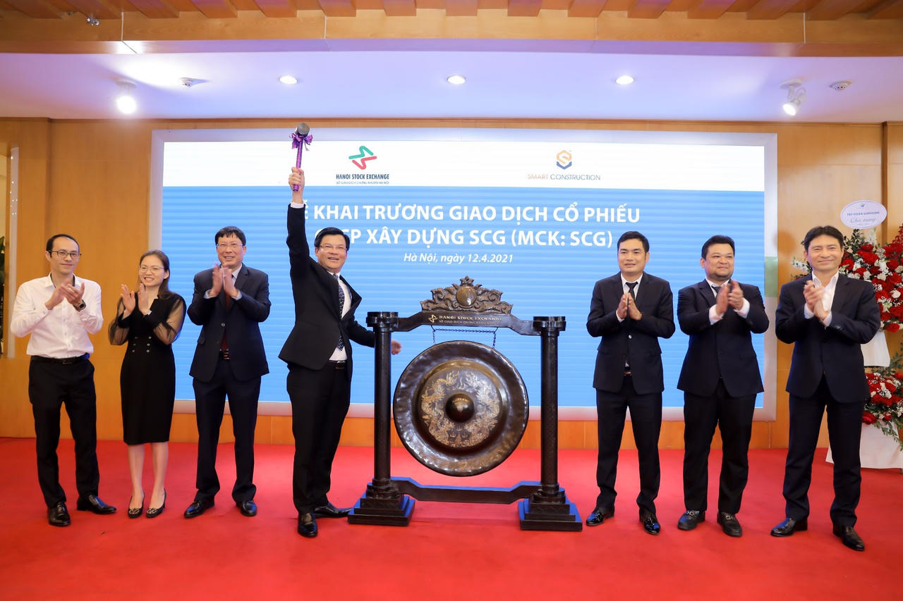 Nghi thức đánh cồng khai trương phiên giao dịch đầu tiên của SCG trên sàn Upcom &nbsp;