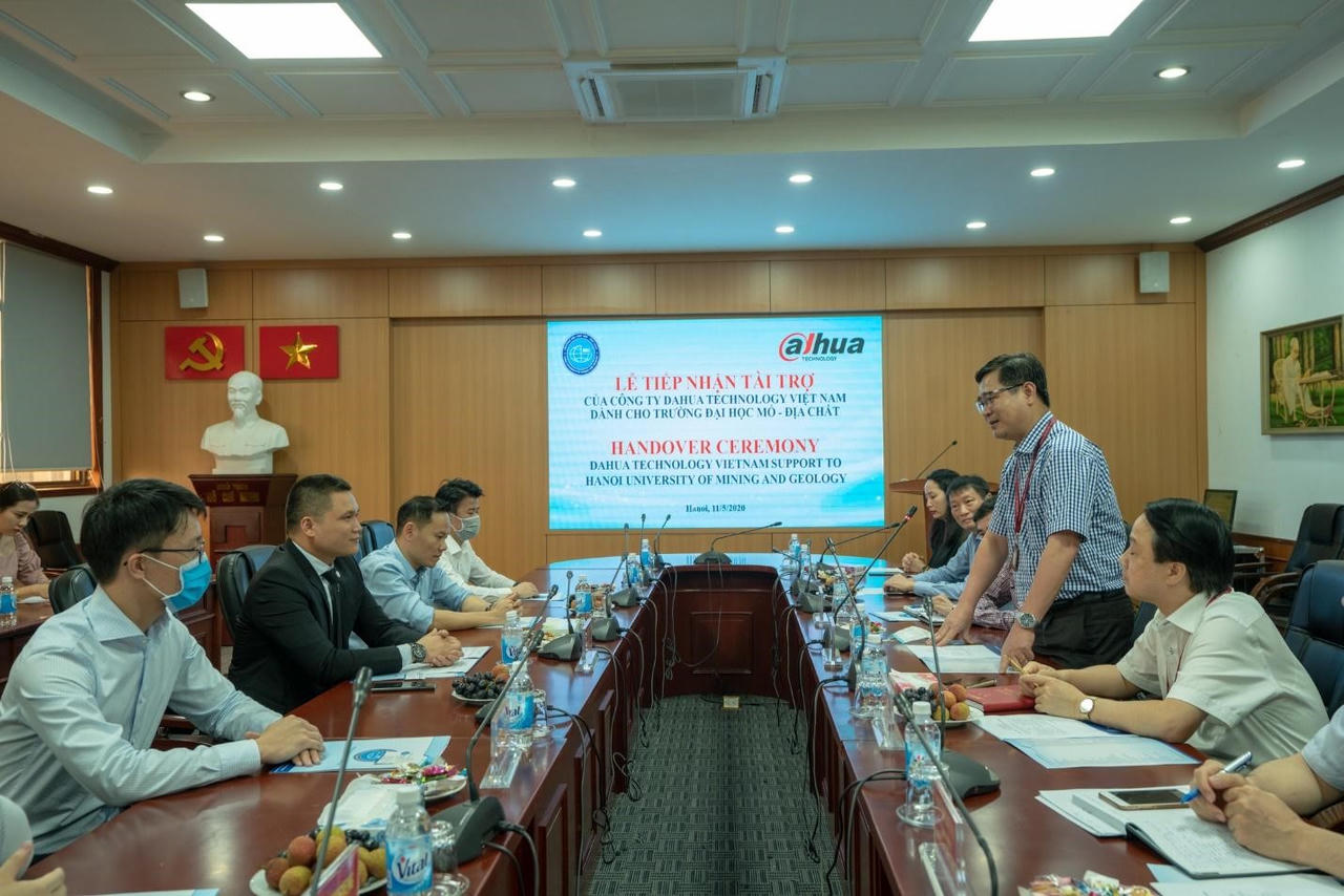 GS. TS. Trần Thanh Hải - Hiệu trưởng trường ĐH Mỏ Địa chất bày tỏ sự cảm kích trong buổi lễ tiếp nhận hệ thống đo thân nhiệt cảm biến hồng ngoại