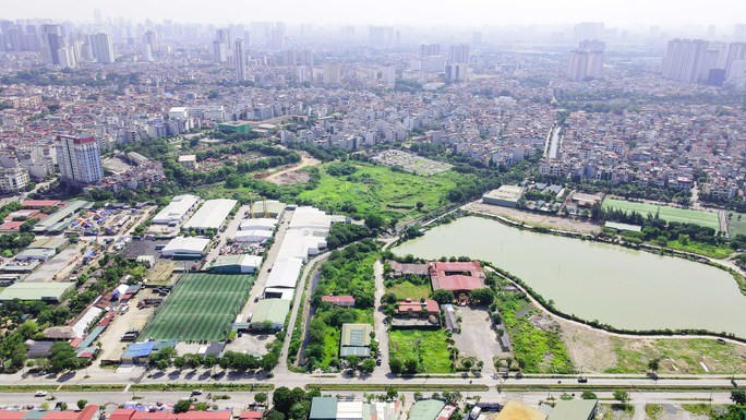 Để tránh tình trạng đất bỏ hoang gây lãng phí, năm 2015, UBND TP Hà Nội quyết định thu hồi đất, chỉ đạo UBND quận Hà Đông hoàn thành giải phóng mặt bằng và tổ chức quản lý, sử dụng khai thác tạm khu đất. Ảnh: Người Lao động