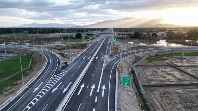 Cao tốc này đi qua địa phận 3 tỉnh Khánh Hòa (5km), Ninh Thuận (63km) và Bình Thuận (12km), tạo nên một hành trình liền mạch và rút ngắn đáng kể thời gian di chuyển. Ảnh: Báo Người Lao Động &nbsp;