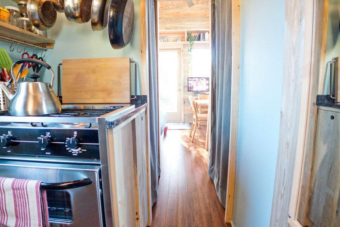 Độc đáo nhà trên xe dùng điện mặt trời đầy đủ tiện nghi