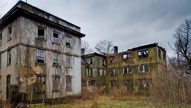 Công việc bị đình trệ và nó vẫn tiếp tục bị bỏ hoang tới bây giờ.