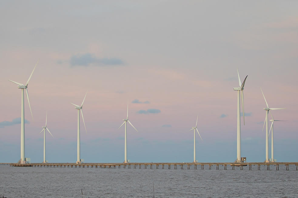 Hà Tĩnh có 137km bờ biển, là một trong những điều kiện thuận lợi để đầu tư dự án điện gió. (Ảnh minh họa) &nbsp;