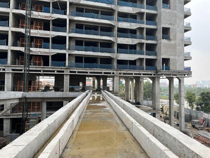 Cùng với đó, kết cấu cầu nối tòa 3 tầng khối đế các phân đoạn A-B, B-C và C-D cũng đã hoàn thành, chuyển tiếp sang giai đoạn thi công ốp đá cột mẫu tầng 1, bể cảnh quan và sân vườn ngoài nhà. &nbsp;